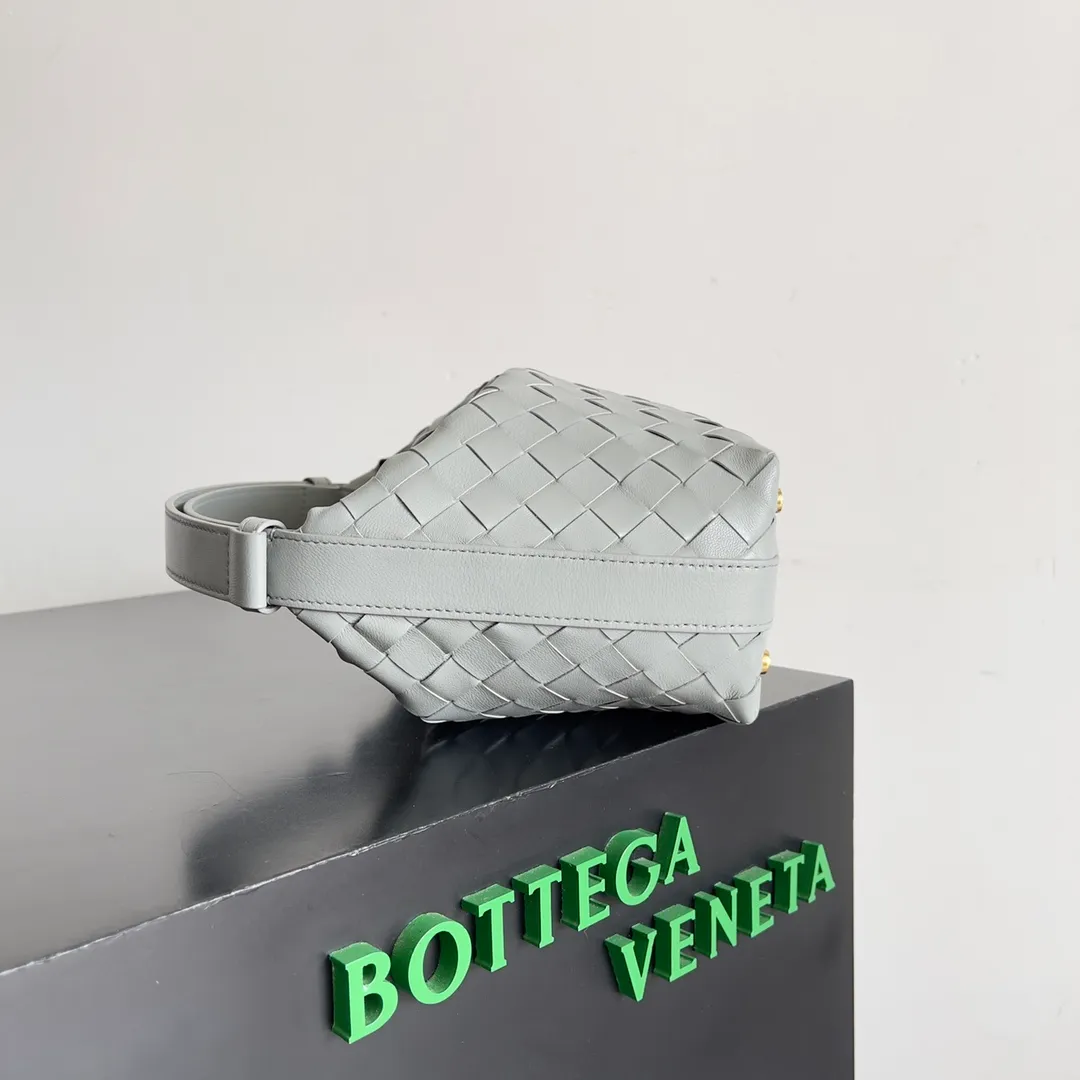 Batch 1360 It is predicted that BV Bottega’s lunch bag will be popular again this year. The entire bag is made of top nappa lambskin, which is very soft and lightweight. It also uses the intrecciato weaving process that the two founders spent several months developing from the beginning of the brand. It is completely hand-woven by Italian craftsmen. It perfectly reflects the craftsmanship of Bottega. The entire bag shape is also a very practical and popular lunch box bag type. The slightly curved arc of the bag mouth can also better fit our wrists. Style number: 754443 Size: 22*13*9